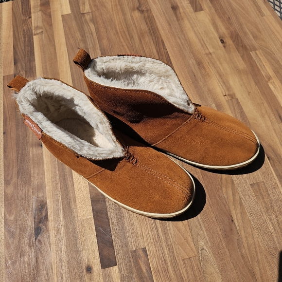 Minnetonka Brown Suede Ankle Slippers with faux fur lining. - Picture 2 of 8